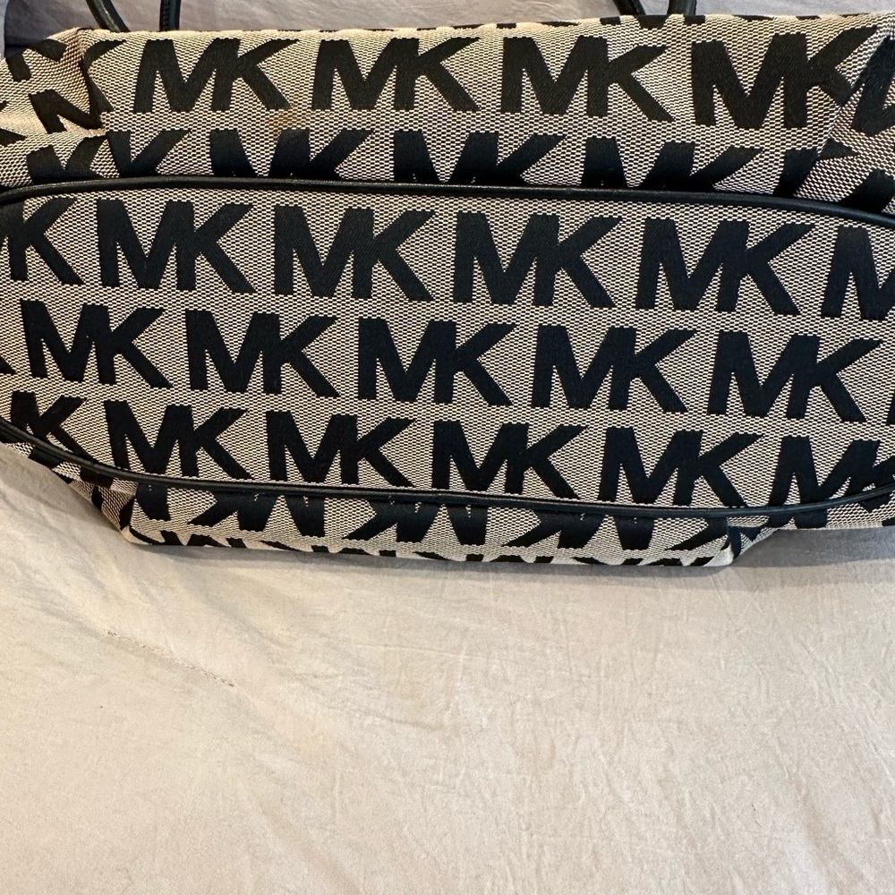 Michael Kors Signature Ring Bag -Black - Picture 4 of 8